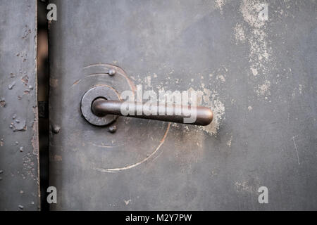 Vieille porte métallique, porte en fer, vintage - poignée de porte Banque D'Images