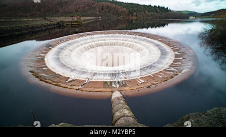 Le trou du bouchon de Ladybower déborder Banque D'Images