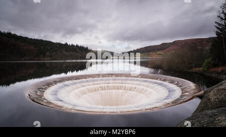 Le trou du bouchon de Ladybower déborder Banque D'Images