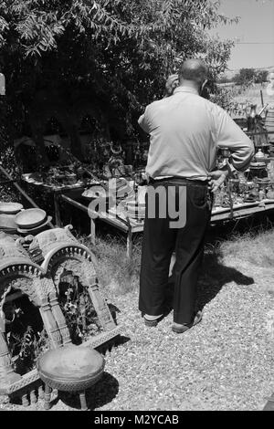 23 juillet 2017, la Cappadoce, Turquie : Un homme turc avec son commerçant de meubles anciens articles à vendre à la Cappadoce en Turquie, 23 juillet 2017 Banque D'Images