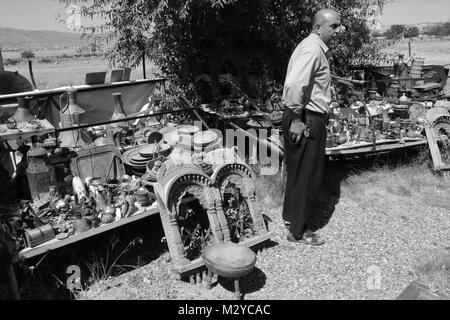 23 juillet 2017, la Cappadoce, Turquie : Un homme turc avec son commerçant de meubles anciens articles à vendre à la Cappadoce en Turquie, 23 juillet 2017 Banque D'Images