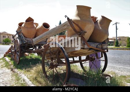 Un vieux wagon en bois chargé avec de vieux pots en argile céramique en Cappadoce, Turquie Banque D'Images