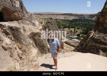 Les touristes visitant le monastère de Selime en Cappadoce Banque D'Images