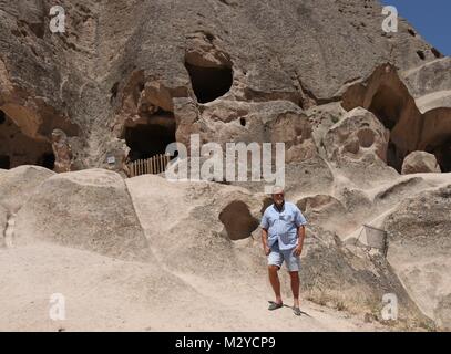 Les touristes visitant le monastère de Selime en Cappadoce Banque D'Images