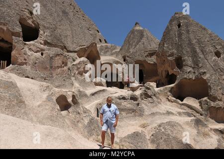 Les touristes visitant le monastère de Selime en Cappadoce Banque D'Images