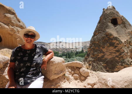 Les touristes visitant le monastère de Selime en Cappadoce Banque D'Images