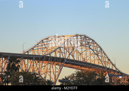 Vue sur le Harbour Bridge de Corpus Christi, Texas, au coucher du soleil Banque D'Images