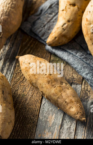 Hawaiian biologiques crus prêt à cuire les patates douces Banque D'Images