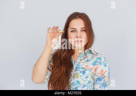 Young caucasian woman with a pile de bitcoins dans sa main Banque D'Images