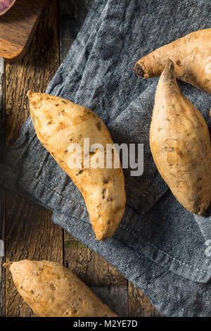 Hawaiian biologiques crus prêt à cuire les patates douces Banque D'Images