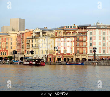 Vue du front de mer de Port de style italien. Bateaux à quai et le transport de personnes. Rangée de bâtiments orange et jaune pâle de Portofino l'architecture. Banque D'Images