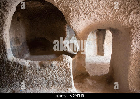 La pierre calcaire avec trou creusé un tunnel à travers la roche calcaire l'ouest de l'Australie Banque D'Images