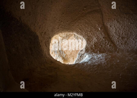 La pierre calcaire avec trou creusé un tunnel à travers la roche calcaire l'ouest de l'Australie Banque D'Images