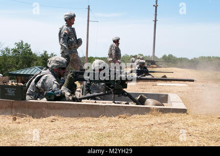 Le Sgt. Barry Crawford, membre de la Société A, 120e bataillon du génie, Texas Army National Guard et originaire de Tulsa, incendies le M2 mitrailleuse de calibre .50 Au cours de formation sur les armes de l'équipage a servi au Camp Gruber, Okla., 12 juin. La maîtrise des armes est essentiel pour tous les soldats, à l'équipage servi des armes comme trépied ou montés sur véhicule, mitrailleuses et lance-grenades prendre plusieurs soldats à l'entretien et l'exploitation. La formation sur ces armes renforce la capacité des soldats à exploiter l'arme avec l'activité d'une équipe efficace. Le 120e est en pleine formation premobilization au Camp Gruber, près de M Banque D'Images