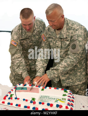 Le brig. Le général Bud R. Jameson, général commandant de la 316e Sustainmant (Commande), expéditionnaire et PFC. Matthieu Henderson, un enliseted membre du 316e ESC, couper un gâteau ensemble pour le 237e anniversaire de l'Armée du Nord à Fort Hood, au Texas, le 14 juin. (U.S. Photo de l'armée de l'armée par le Sgt. Peter J. Berardi, 316E (commande de soutien) expéditionnaire) Couper le gâteau d'anniversaire de l'Armée par 316E ESC Banque D'Images