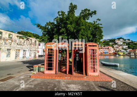 Téléphone britannique de cellules dans le port intérieur de St Georges, la capitale de la Grenade, Caraïbes Banque D'Images