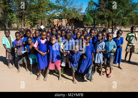 L'école primaire sur une rue poussiéreuse avec de nombreux enfants, le Parc National de Liwonde, Malawi, Afrique Banque D'Images