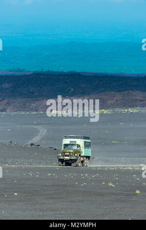 Chariot russe à travers le champ de lave du volcan Tolbachik, Kamchatka, Russie Banque D'Images