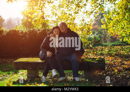 Senior couple enjoying passage au parc au coucher du soleil. Famille Concerpt Banque D'Images