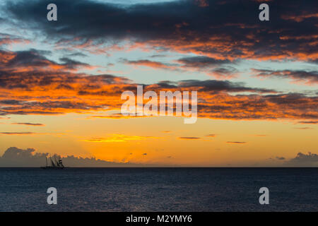 Bateau à voile au coucher du soleil à Saint-Kitts et Nevis, Caraïbes Banque D'Images