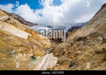 Fumeurs sur le volcan Mutnovsky fumerolles, le Kamchatka, Russie Banque D'Images