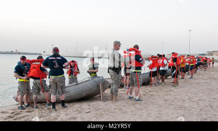 Les membres de la 27e Brigade des troupes spéciales de l'équipe de la police militaire du bataillon mis sur gilets avant de prendre un radeau zodiac dans le golfe Persique au cours de la diver 250 Défi au Koweït Base Navale, le 14 juillet. Le défi a été mise sur pied par l'Armée de terre 569e bataillon du génie (plongée) pour aider à bâtir esprit de corps entre les soldats et des services. (U.S. Photo de l'armée de l'armée par le Sgt. Peter J. Berardi, 316e Commandement de soutien expéditionnaire ()) s'apprête à commencer par 316E ESC Banque D'Images