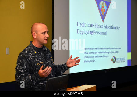 CAMP PENDLETON, en Californie - Naval Medical Center San Diego résident en médecine d'urgence Le Lieutenant Cmdr. Travis Deaton, MC, des conférences près de 200 soldats et officiers de la Marine professionnels sur les questions d'éthique médicale le 30 juillet au cours de l'expéditionnaire Naval Medical Institute (NEMTI) Rôle de Kandahar 3 cours à Camp Pendleton, Californie Le cours de deux semaines, maintenant à sa deuxième version, est conçu pour fournir les compétences professionnelles actuelles avant la formation de près de 200 membres qui participent au cours déploiement à Kandahar's Hôpital de rôle 3. Institut de formation médicale expéditionnaire Naval Banque D'Images