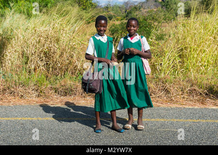 Jeune fille de l'école sur le chemin du retour, Cape Maclear, Malawi, Afrique Banque D'Images