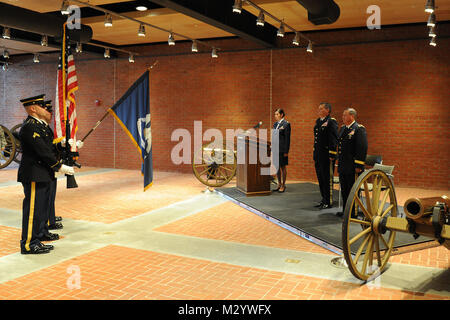 NEW ORLEANS - La Garde nationale de la Louisiane présente les couleurs au cours de la cérémonie de promotion du général Stephen C. Dabadie, sous-adjudant général de la Lang, au cours d'une cérémonie officielle à la Jackson Barracks Museum à New Orleans, le 12 août 2012. Dabadie est natif de nouvelles routes, en Louisiane, et a été nommé dans la Garde nationale de la Louisiane en juillet 1988 après avoir été en service actif. (U.S. Air Force photo par le Sgt. M. Toby Valadie la garde nationale de la Louisiane, le Bureau des affaires publiques/libérés) Couleurs 120812-F-VU La Garde nationale de la Louisiane par198-147 Banque D'Images