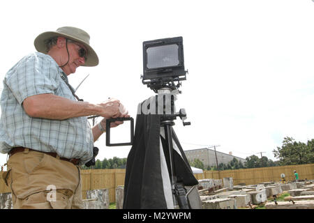 ARLINGTON, Va. - Jet Lowe un parc national historique de service ingénieur américain Notice photographe, met en place un appareil photo grand format pour prendre des photos des grès qui se trouvait autrefois en colonnes au ministère de la guerre, le 14 août 2012. Les colonnes ont été transférés dans le Cimetière National d'Arlington en 1879 et réutilisé que gates au cimetière jusqu'en 1971 lorsque le cimetière a été élargi et que les portes n'étaient pas suffisamment grand pour permettre la circulation des véhicules. Les portes ont été entreposées dans le cimetière depuis. Le cimetière est le travail avec l'Army Corps of Engineers des États-Unis pour déterminer si les colonnes peuvent Banque D'Images