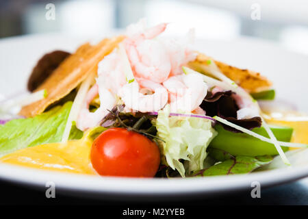 Salade de crevettes avec sauce Banque D'Images