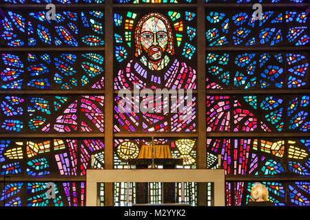 L'Angleterre, Devon, abbaye de Buckfast, vitrail dans la chapelle du Saint-Sacrement du miroir de Jésus Christ Banque D'Images