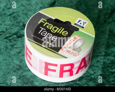 Rouleau de ruban adhésif Sticky colis fragiles Banque D'Images