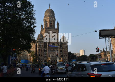 En face de Mumbai municipal corporation building trafic lourd. Banque D'Images