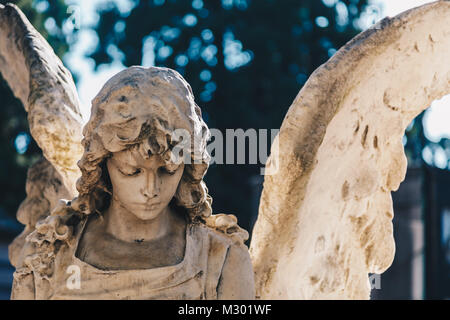 Close up d'une sculpture Sculpté en pierre dans le vieux cimetière monumentale à Milan Banque D'Images