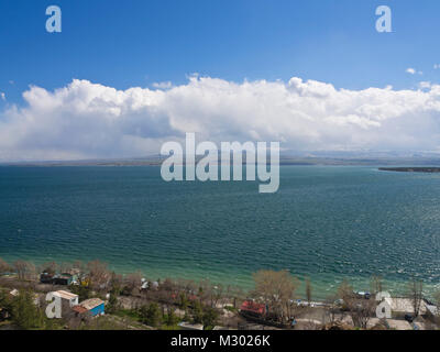 Le lac Sevan en Arménie à une altitude d'altitude de 1 900 m, la plus grande réserve d'eau douce dans le salon, vue panoramique, rive, arbres et cabines Banque D'Images