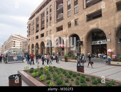 Le nord de l'avenue, une rue piétonne commerçante dans le centre d'Erevan, la capitale de l'Arménie Banque D'Images