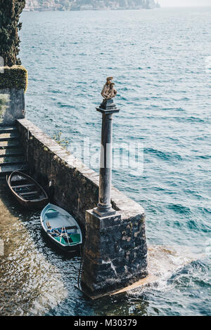 Petit port sur le lac de Côme en Italie. Banque D'Images