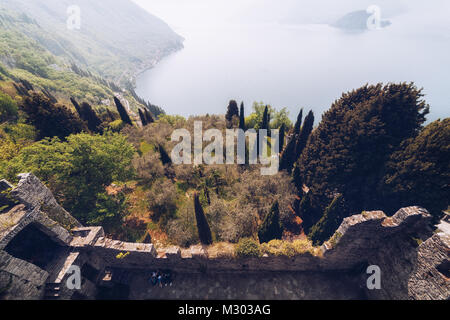 Vue aérienne du château de Vezio, sur le lac de Côme, Italie. Banque D'Images