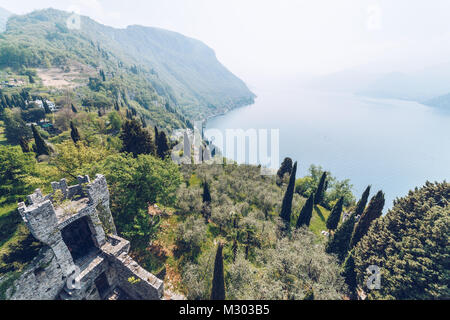 Vue aérienne du château de Vezio, sur le lac de Côme, Italie. Banque D'Images