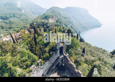 Vue aérienne du château de Vezio, sur le lac de Côme, Italie. Banque D'Images