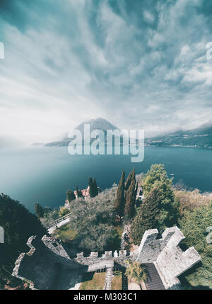 Vue aérienne du château de Vezio, sur le lac de Côme, Italie. Banque D'Images