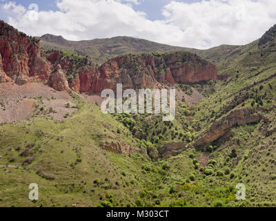 La longue et profonde gorge Zanguezour avec falaises rouges brique mène les visiteurs à la monastère de Noravank dans le sud de l'Arménie Banque D'Images