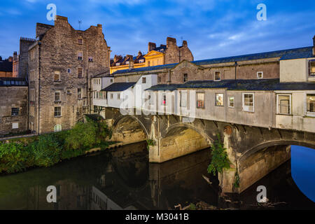 L'aube à Pulteney Bridge à Bath, Somerset, Angleterre. Banque D'Images