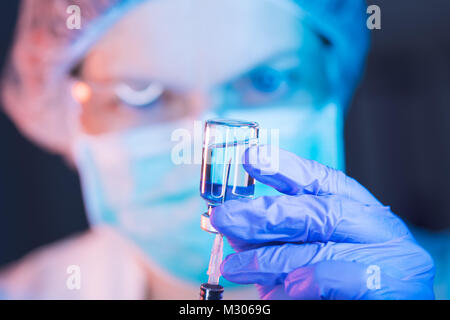 Médecin l'élaboration de solution à partir de bouteille et de remplissage seringue de vaccin pour l'injection de vaccination des patients en clinique médicale, santé et médecine profes Banque D'Images