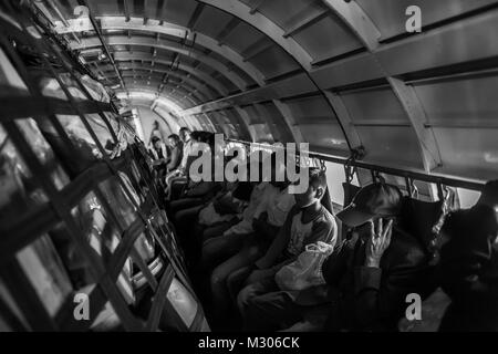Passagers sont assis dans la cabine, entièrement chargé par cargo, dans un Douglas DC-3 avant de prendre à l'aéroport de Villavicencio, Colombie. Banque D'Images