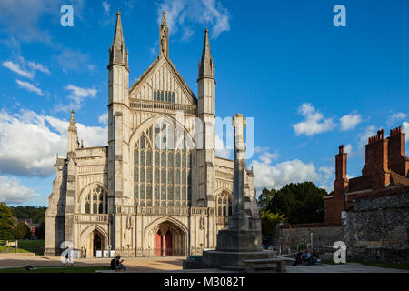 La fin de l'été à la cathédrale de Winchester, Hampshire, Angleterre. Banque D'Images