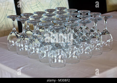 Nettoyer inversé verres sur la table dans un restaurant. Banque D'Images