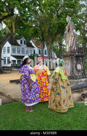Le Suriname, Paramaribo. Femmes créoles dans Kotomisi robe, le costume créole national. Centre-ville historique. L'Unesco, site du patrimoine mondial. Banque D'Images