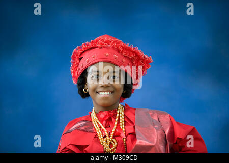 Le Suriname, Paramaribo. Dans Kotomisi fille créole robe, le costume créole national. Banque D'Images